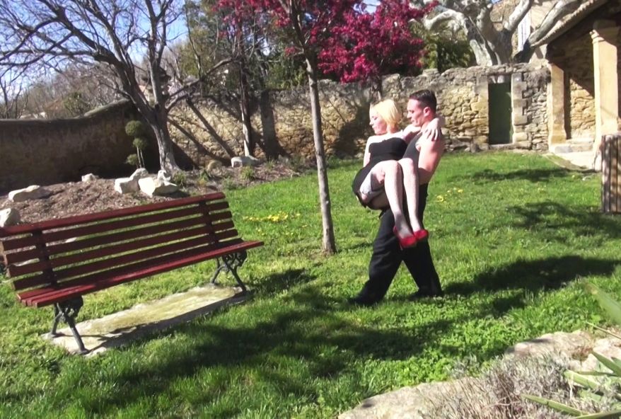 jeune libertine baisée par le cul par plusieurs gars