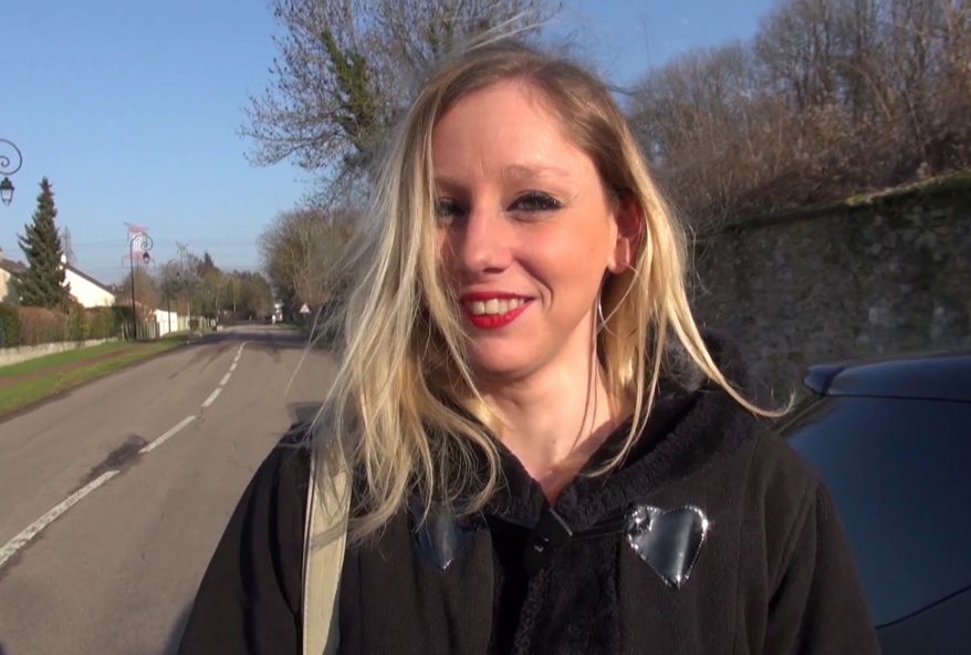 baiser chez elle une jeune blondinette de 20 ans