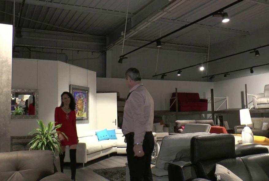 maman chaudasse baisée dans un magasin de literie