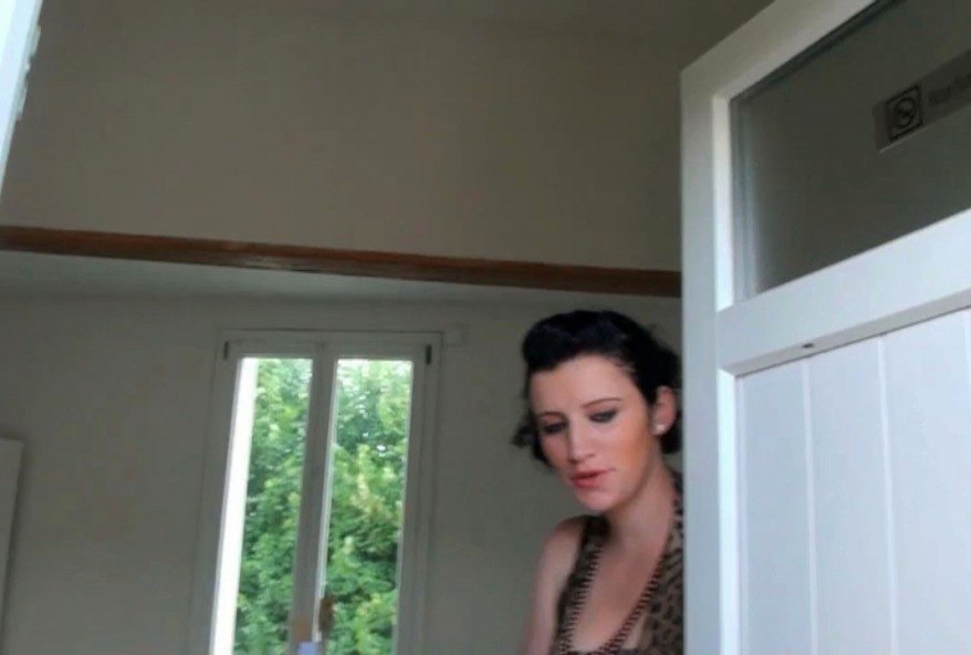 coquine bien chaude defoncée chez elle devant son mari