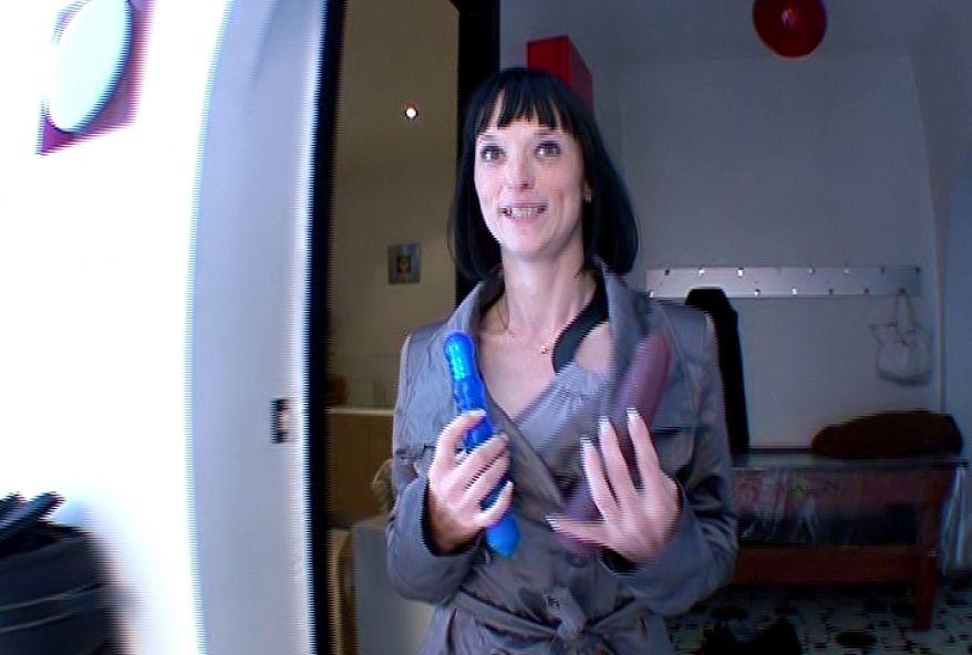 brune défoncée par le cul devant son mari