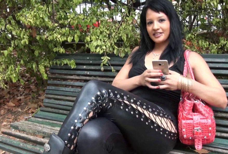 brune sexy et tres chaude pour une bite de noir