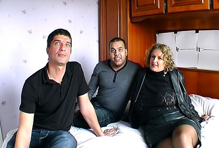 femme mûre à gros seins offerte à deux mecs