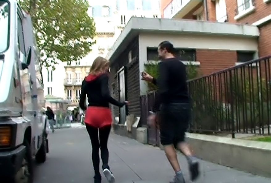 cette joggeuse nous pompe dans les wc public