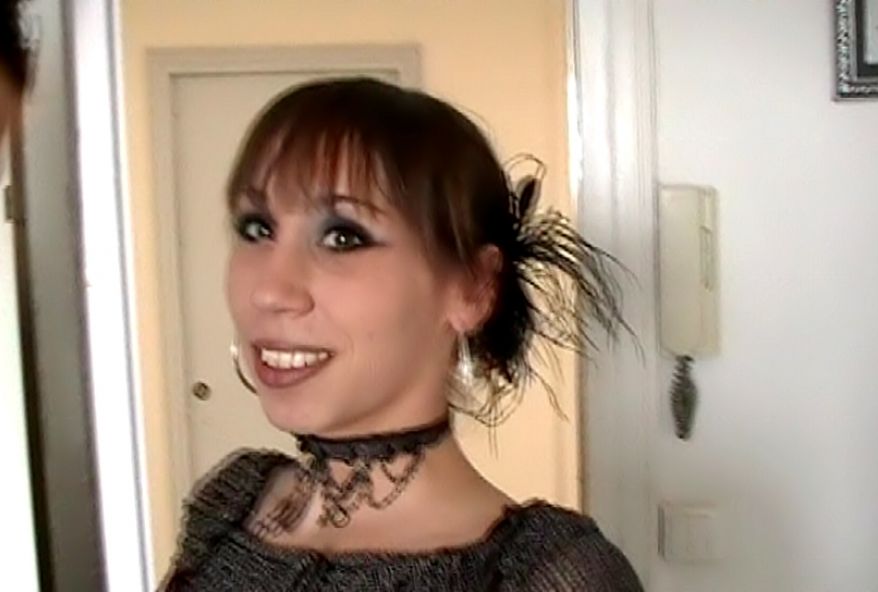 Vendeuse en lingerie sexy va en prendre plein la chatte