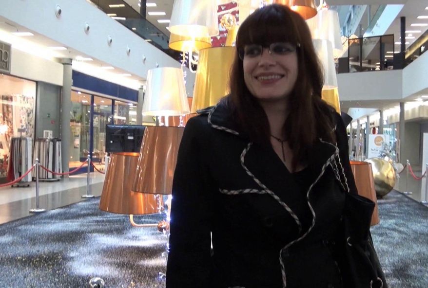 femme mariée goute aux plaisir du sexe avec un couple