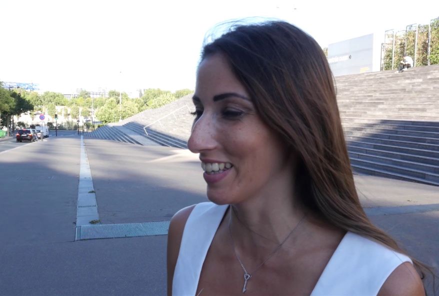 sur paris on y baise une jeune coquine dans un parking