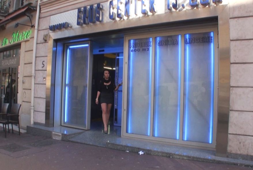 jeune libertine defoncée par plusieurs client d’un sexshop marseillais