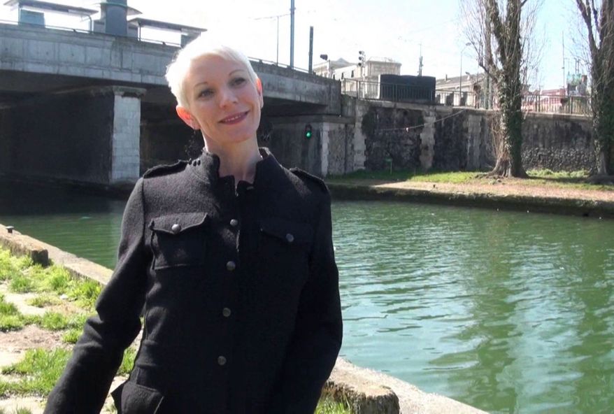 jolie blonde bossant à Saint-Denis cherche du sexe