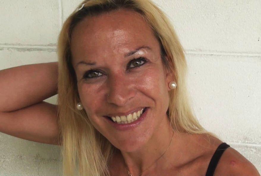 femme blonde aime la double pénétration vaginale