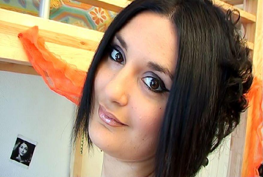 jolie brune de toulouse enculée chez elle