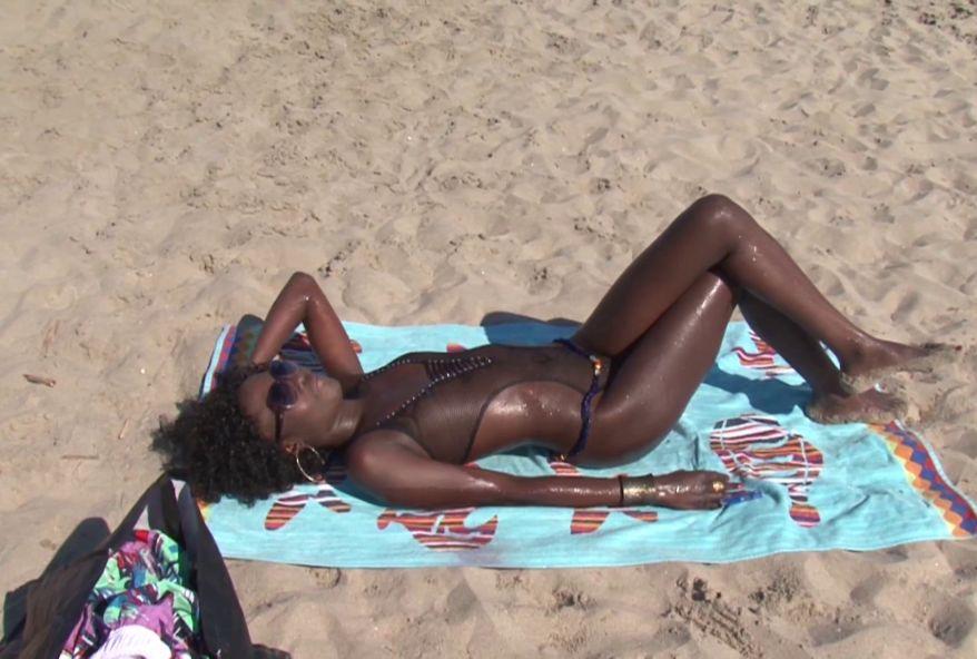sexe à la mer avec une hôtesse de l’air naturiste suisse