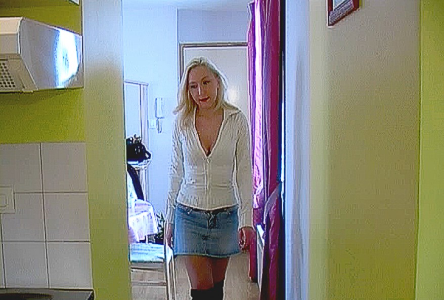 voisine coquine baisée dans son appartement