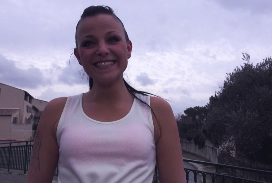 baiser une jeune serveuse dans un fast-food